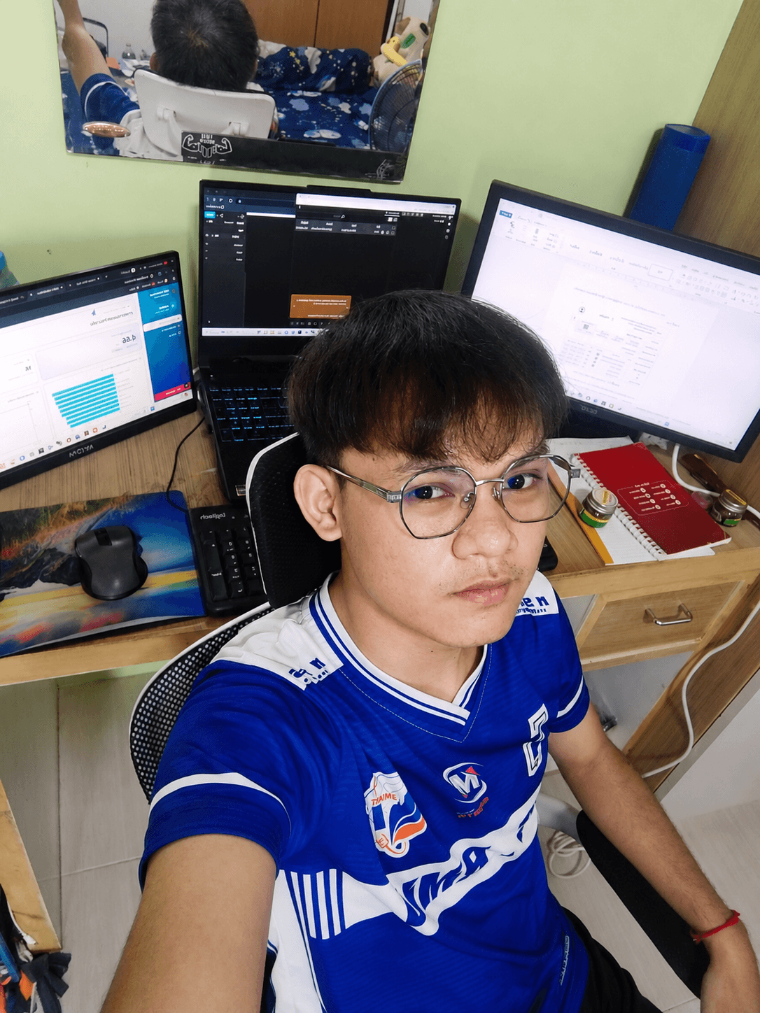 Watcharaphon Phuthongtha working on web development projects